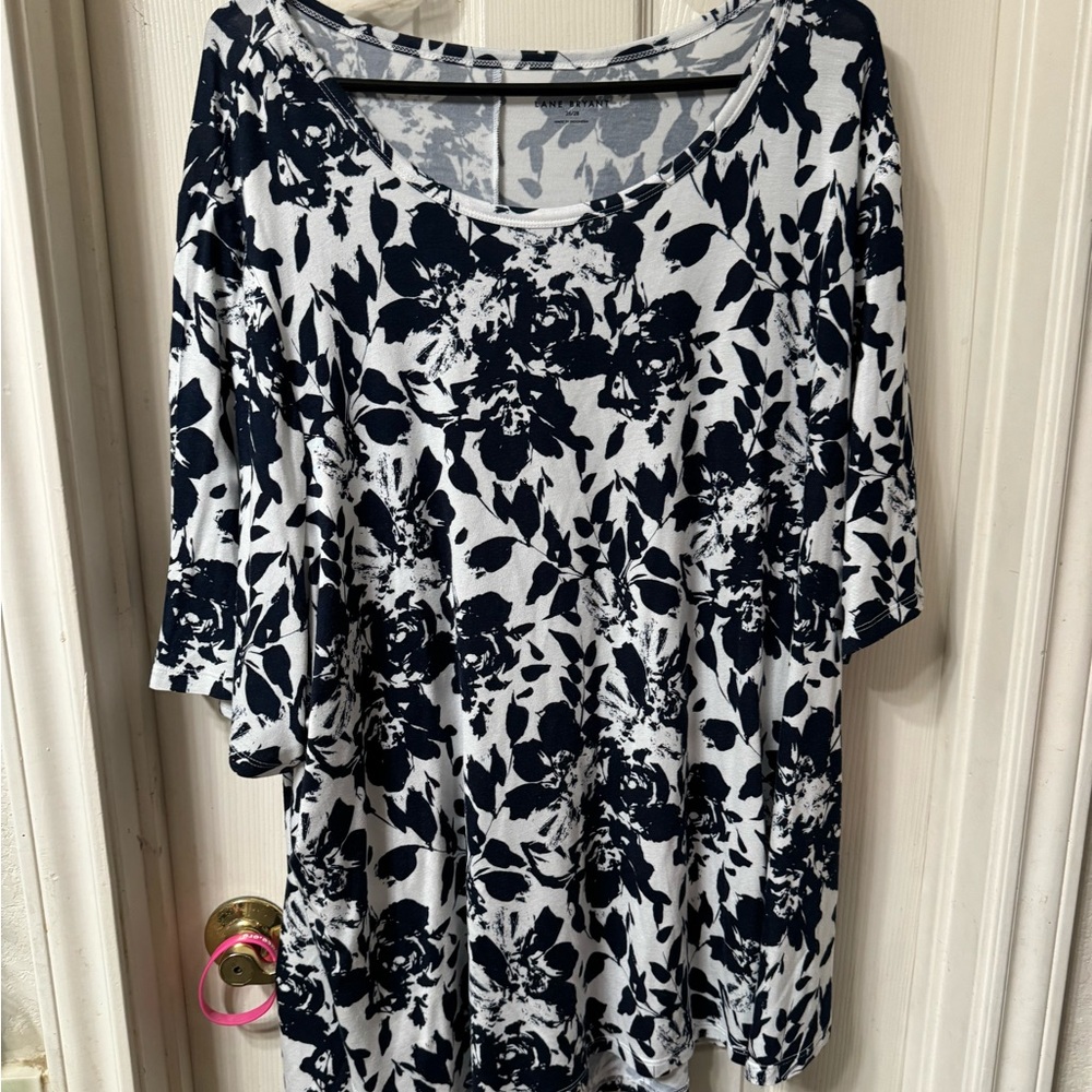 Lane Bryant women size 26/28 very comfy t-shirt type blouse.
